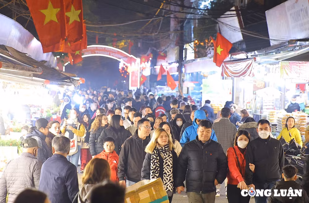 ha noi hang tram nguoi do ve phu tay ho cau binh an vao rang sang mong 1 tet hinh 1