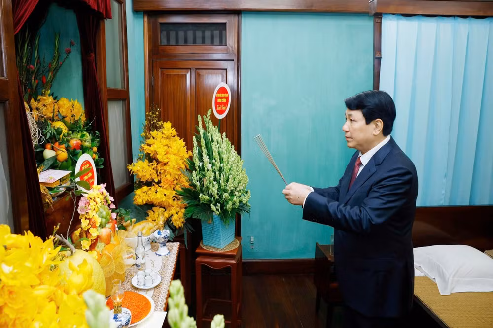 chu tich nuoc dang huong tuong niem chu tich ho chi minh trong ngay dau xuan moi hinh 3
