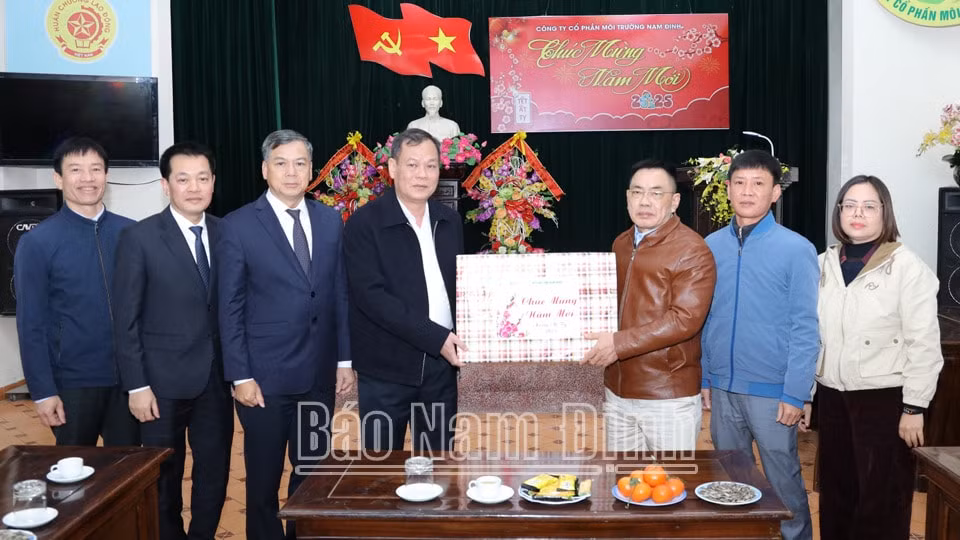 lanh dao tinh nam dinh tham chuc tet cac don vi lam nhiem vu dem giao thua hinh 2