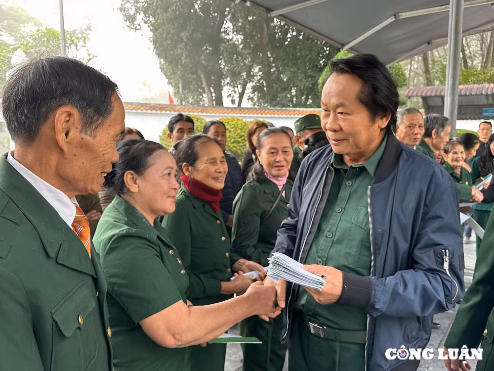 trung uong hoi cuu thanh nien xung phong viet nam dang huong va trao qua tai nga ba dong loc hinh 3