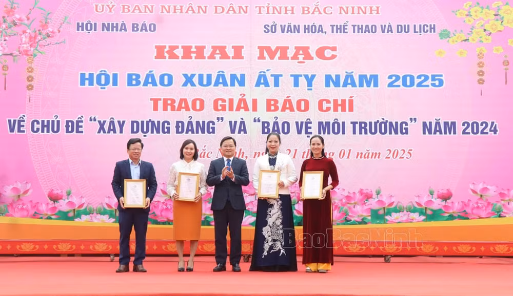 bac ninh khai mac hoi bao xuan at ty 2025 va trao giai cuoc thi bao chi hinh 1