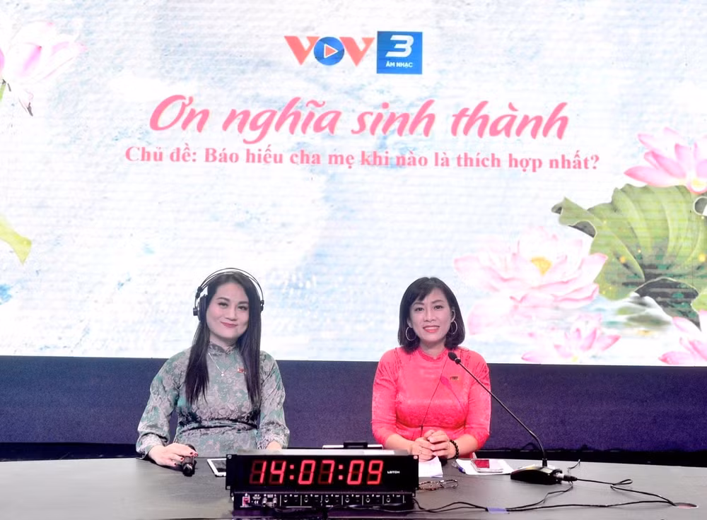 btv thuy thuy nguoi mang am nhac dan ca tu phong thu den trai tim khan gia hinh 2