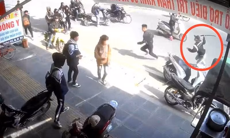 khoi to nhom doi tuong cam dao kiem duoi chem nguoi truoc cong truong hoc hinh 1