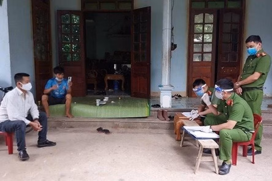 nghe an cach ly tai nha van to chuc an nhau 2 nguoi bi phat 15 trieu dong hinh 1