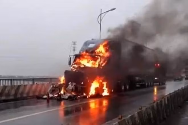 xe container cho sua di vao tphcm bat ngo boc chay du doi tren cau hinh 1
