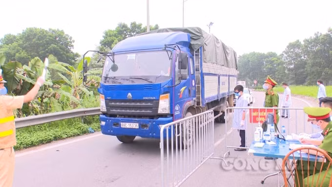 Chốt kiểm soát gồm các lực lượng: Công an, quân đội, y tế, thanh tra giao thông, hoạt động liên tục 24/24 giờ.