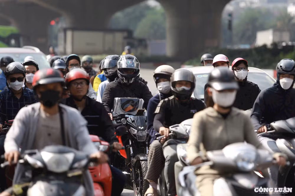 Nhiều người dân cho biết, họ đã xin nghỉ làm sớm để sắp xếp đồ đạc về quê tránh tắc đường.