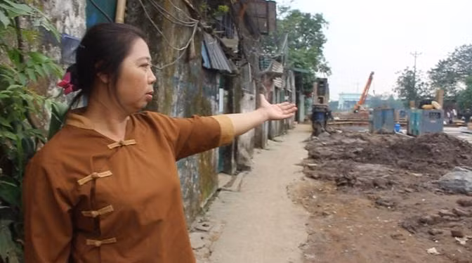 Theo bà Hường, nguyên nhân của hiện tượng lún, nứt nhà bắt đầu từ khi Dự án cống hóa mương Đồng Bông để làm đường giao thông được thi công.