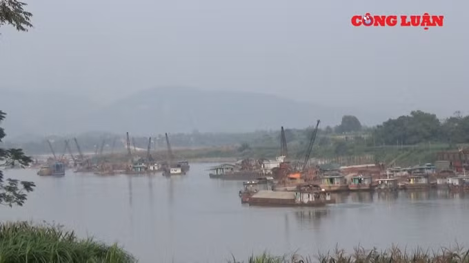 Khu vực điểm mỏ của Công ty Gia Thịnh khiến hai nạn nhân tử vong thương tâm luôn có tới hàng trăm phương tiện tham gia khai thác. Ảnh Hà Long.