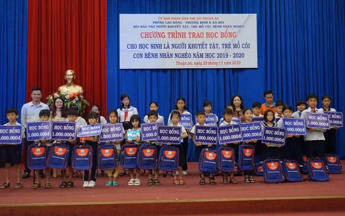 Đại diện Tập đoàn Tân Hiệp Phát trao học bổng cho các em có hoàn cảnh đặc biệt.