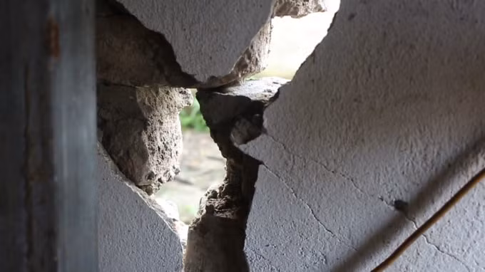 Tác động của việc nạo, vét, đổ bê tông mương Đồng Bông khiến kết cấu những căn nhà xung quanh bị rung lắc, gây ra sụt lún, tường nhà nứt toác