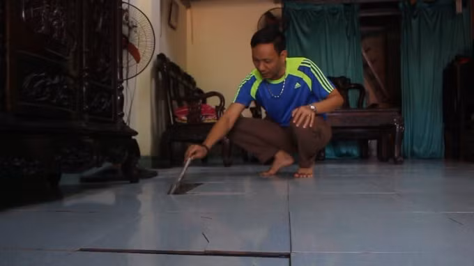 Nền nhà người dân bị bong tróc