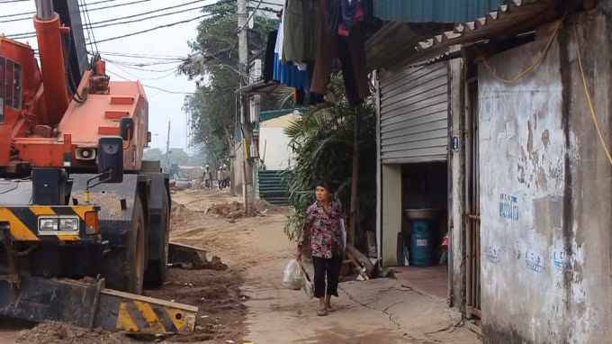 Những căn nhà bị sụt, nứt nằm cạnh vị trí thi công