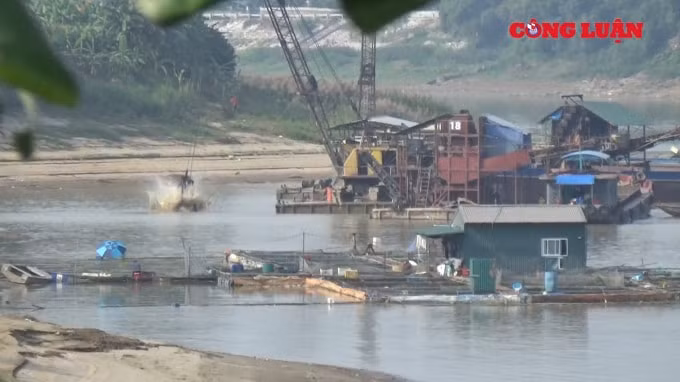 Một ngày với mỗi chiếc máy quốc như thế này có thể khai thác được hàng nghìn mét khối cát. Ảnh Hà Long.