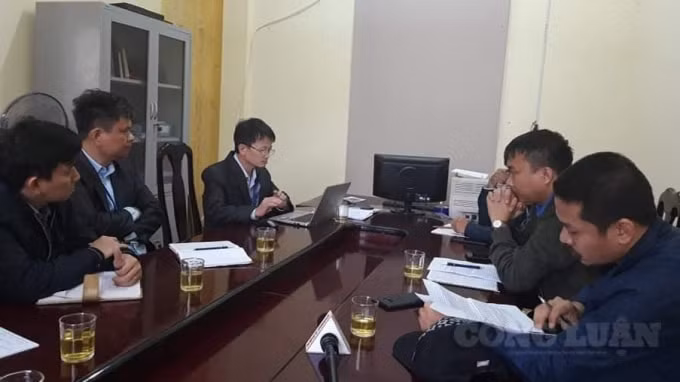 Phóng viên làm việc với Ban giám hiệu Trường THPT Trần Phú.