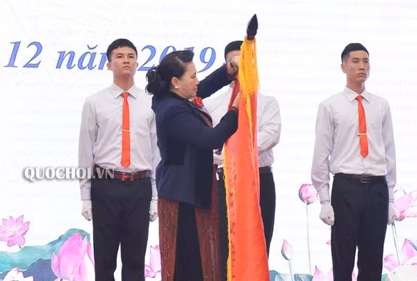Chủ tịch Quốc hội Nguyễn Thị Kim Ngân trao Huân chương Hồ Chí Minh tặng Viện Khoa học thủy lợi Việt Nam. Ảnh: quochoi.vn