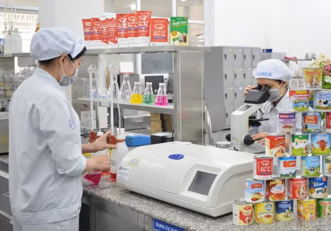 Các nhà máy được Vinamilk đầu tư máy móc tự động hiện đại, nhập khẩu từ G7/Châu Âu…, công nghệ chế biến hiện đại, khép kín với tiêu chuẩn quản lý chất lượng quốc tế