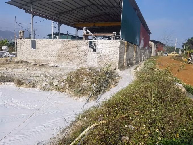 Chất thải được tuồn thẳng ra sông, hồ gây ô nhiễm môi trương nghiêm trọng