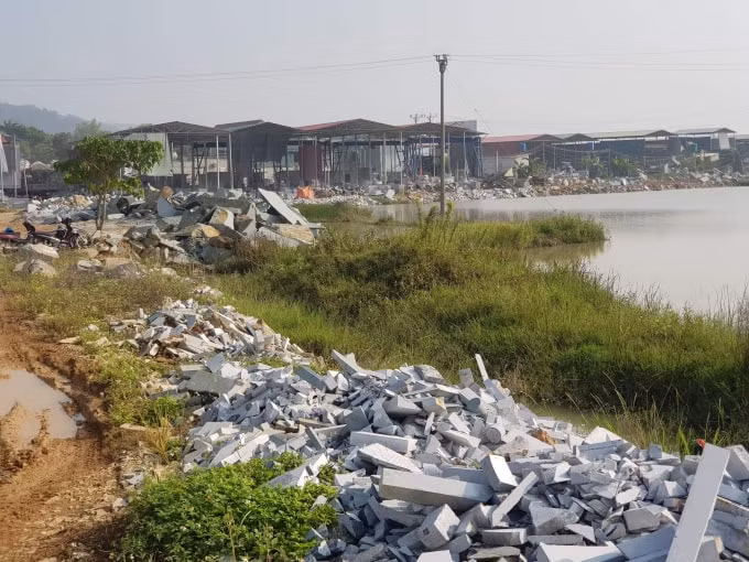 Nhiều nhà xưởng xây dựng trái phép trên đất mỏ của Cty Hà Thanh