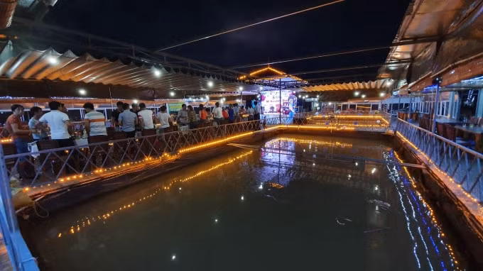 Nhà hàng Nexttop Farm của Công ty Vinafes nhộn nhịp đông khách vào các buổi tối.