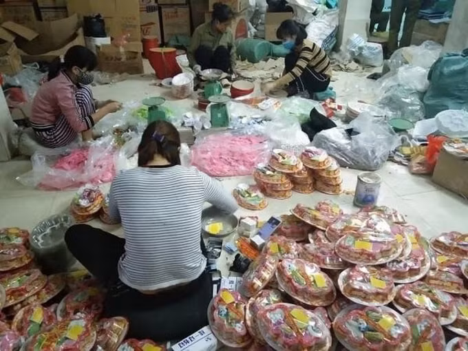 Hàng nghìn hộp bánh và mứt tết bị lực lượng QLTT Hà Nội thu giữ tại La Phù