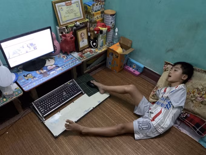Góc học tập của cậu bé Tiến Anh trong ngôi nhà nhỏ của mình. Ảnh: Thủy Tiên