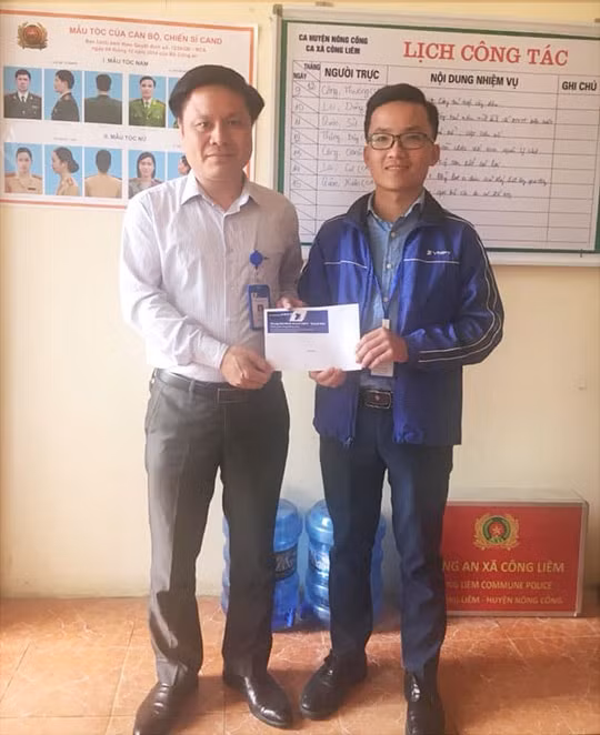 Đồng chí Lưu Đình Sinh – Giám đốc PBH Nông Cống biểu dương và khen thưởng anh Lê Văn Công.