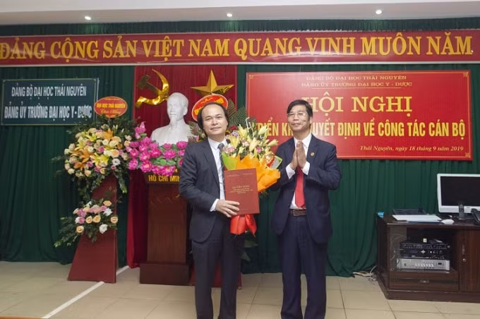 ....Và chuẩn y giữ chức danh Bí thư Đảng ủy Trường Đại học Y - Dược, gây bức xúc trong dư luận (ảnh nguồn website Trường ĐH Y- Dược)