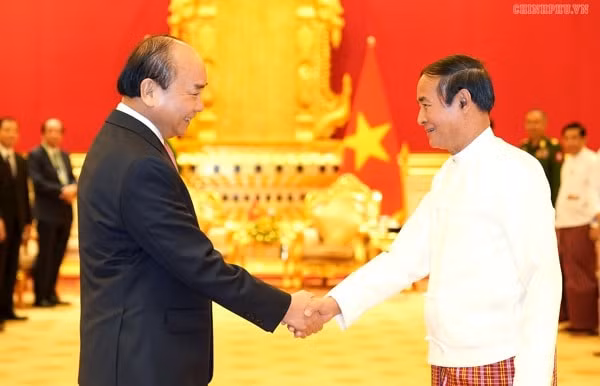 Thủ tướng Nguyễn Xuân Phúc hội kiến Tổng thống U Win Myint. Ảnh: VGP
