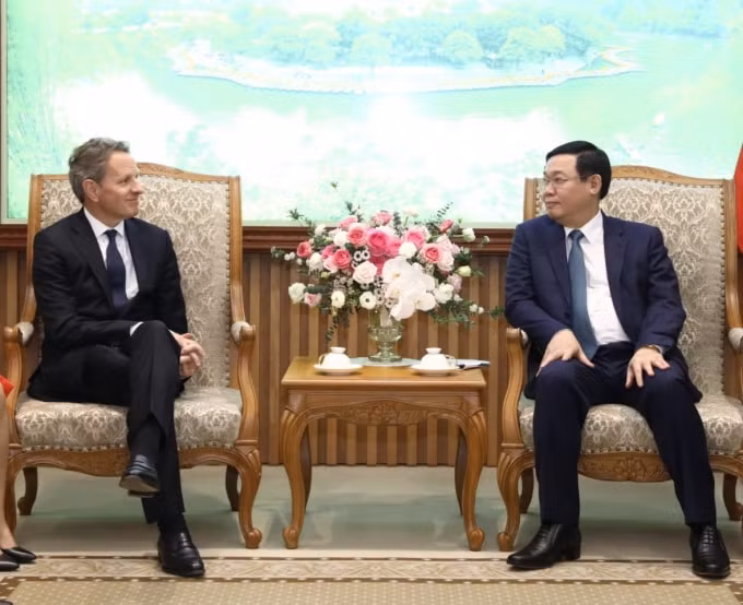 Phó Thủ tướng Vương Đình Huệ tiếp ông Timothy F. Geithner, Chủ tịch Quỹ đầu tư Warburg Pincus toàn cầu. Ảnh: VGP