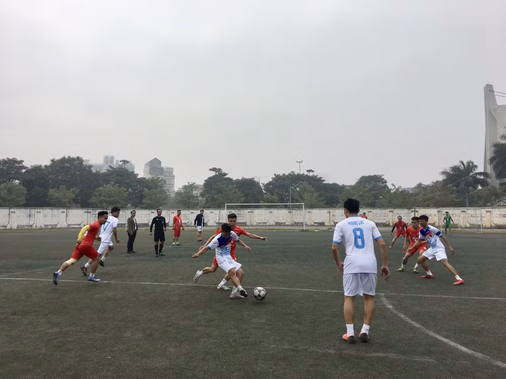 Nhiều cầu thủ có lối đá hoa mỹ với những đường bóng lắt léo đi xuyên qua đối phương một cách dễ dàng.