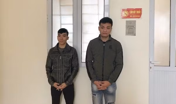 2 đối tượng Nguyễn Quốc Vũ (bên phải) và Lê Văn Hiếu tại cơ quan điều tra. Ảnh CAHT