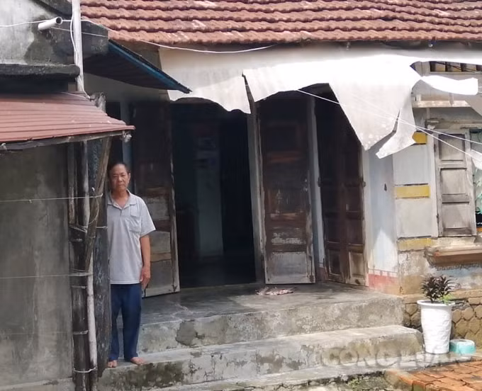 Cựu chiến binh Võ Thiên sống trong ngôi nhà dột nát.
