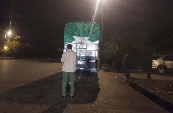 Đoàn Kiểm tra tiến hành kiểm tra xe tải mang biển kiểm soát 29H 267.52. Ảnh: moj.gov.vn