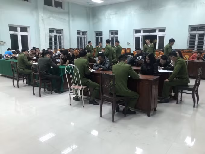 24 đối tượng nam nữ bị đưa về trụ sở công an làm việc.