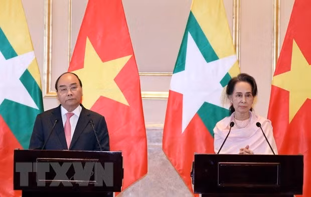 Thủ tướng Nguyễn Xuân Phúc và Cố vấn Nhà nước Myanmar Aung San Suu Kyi gặp gỡ báo chí thông báo kết quả hội đàm. Ảnh: TTXVN