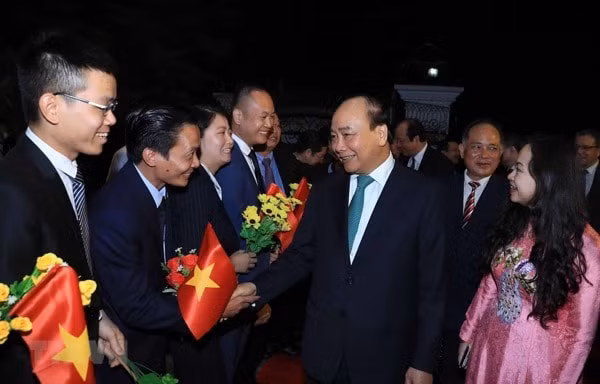 Thủ tướng Nguyễn Xuân Phúc thăm Đại sứ quán Việt Nam và cộng đồng người Việt Nam tại Myanmar. Ảnh: TTXVN