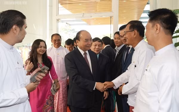 Thủ tướng Nguyễn Xuân Phúc đến thăm trụ sở Mytel. Ảnh: VGP