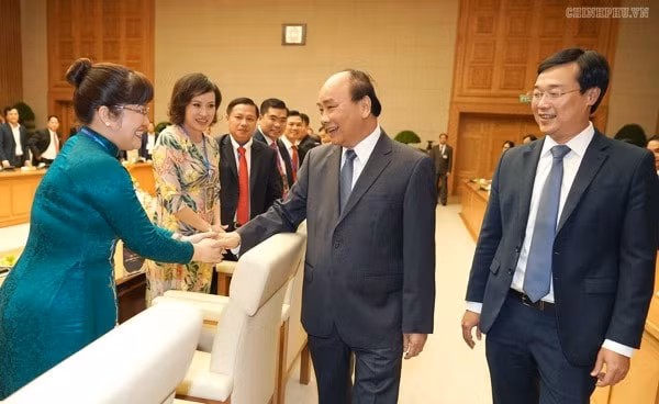 Thủ tướng Nguyễn Xuân Phúc và các đại biểu đạt Giải thưởng Sao Đỏ 2019. Ảnh: VGP