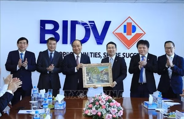 Thủ tướng Nguyễn Xuân Phúc đến thăm Chi nhánh Ngân hàng BIDV tại Myanmar. Ảnh: TTXVN