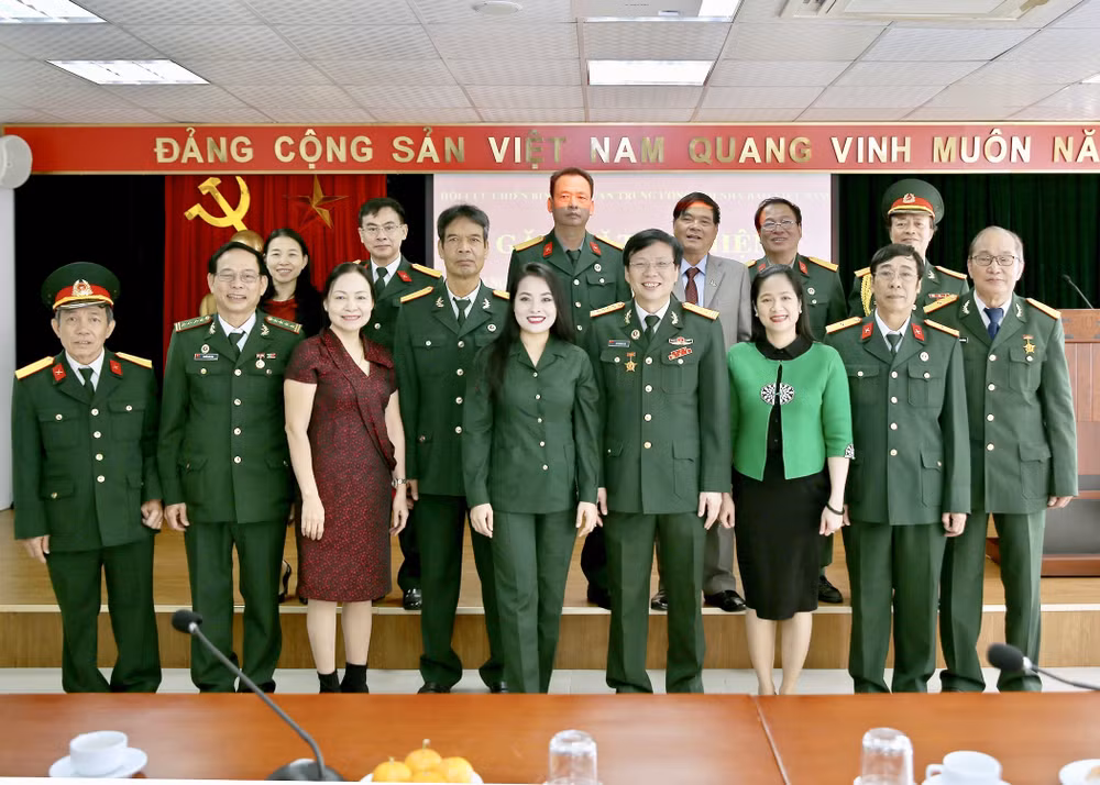 Các đại biểu tham dự chụp ảnh lưu niệm. Ảnh- Sơn Hải