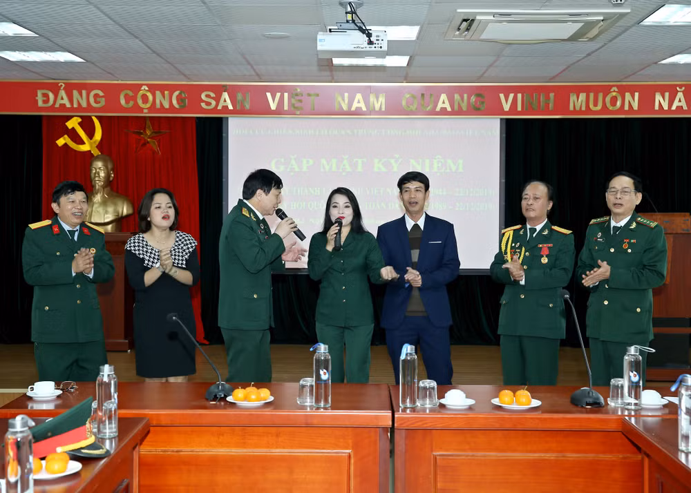Các tiết mục giao lưu văn nghệ tại buổi lễ có sự góp mặt của cả các đồng chí Đoàn Thanh niên cơ quan Trung ương Hội Nhà báo Việt Nam. Ảnh: Sơn Hải