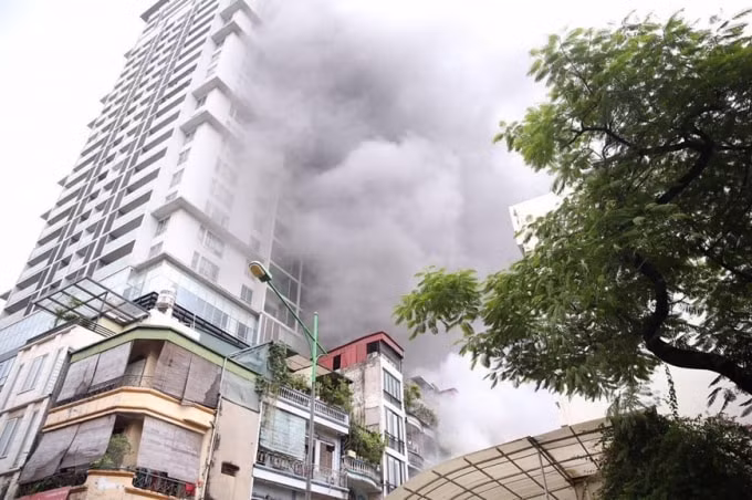 Khói bao trùm tòa nhà và khu phố. Ảnh: Dương Giang
