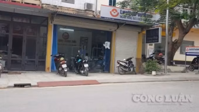 Phòng khám nha khoa Hoàng Thủy vẫn hoạt động rầm rộ ngay trước phòng Y tế huyện Yên Lập khi không có giấy phép hoạt động.