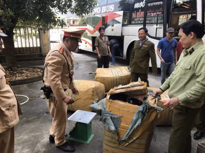Lực lượng công an tiến hành kiểm tra số hàng hóa không có hóa đơn chứng từ chứng minh xuất xứ nguồn gốc.