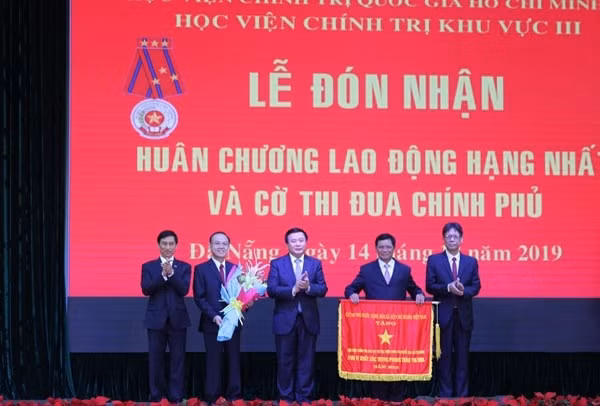 GS. TS. Nguyễn Xuân Thắng, Bí thư Trung ương Đảng, Giám đốc Học viện Chính trị quốc gia Hồ Chí Minh, Chủ tịch Hội đồng Lý luận Trung ương tặng Cờ Thi đua của Chính phủ cho Học viện Chính trị khu vực III. Ảnh: VGP
