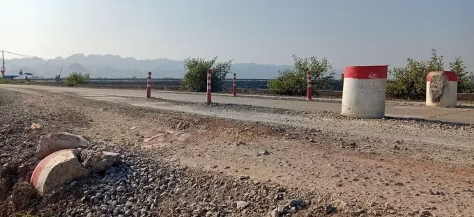 Có những đoạn đê bị các đối tượng lạ đổ đất đá ra phía ngoài cột tải trọng để xe tải trọng lớn có thể đi vòng qua