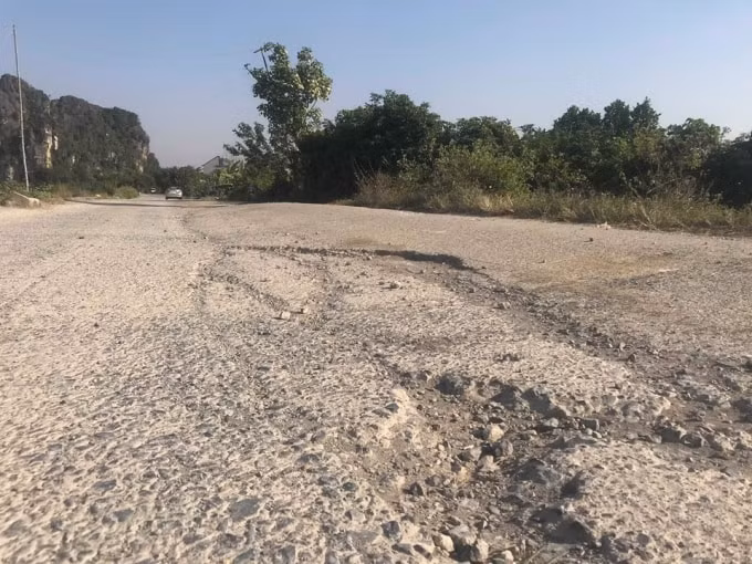Mặt đê gãy gập biến dạng