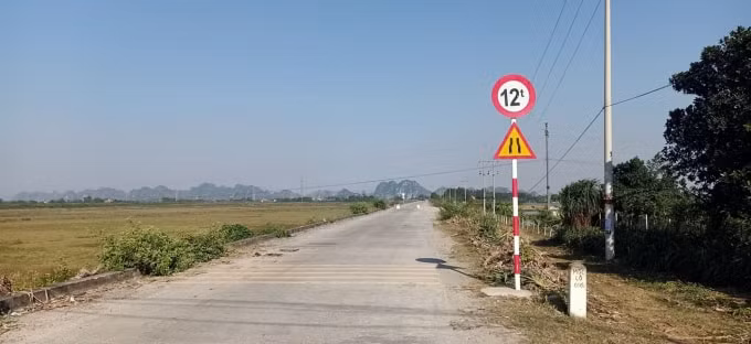 Biển tải trọng giới hạn xe dưới 12 tấn...