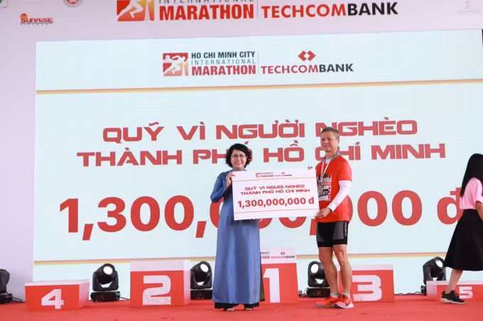 Ông Nguyễn Lê Quốc Anh - Tổng Giám Đốc Techcombank lên trao tặng số tiền ủng hộ cho Quỹ Vì Người Nghèo Thành Phố Hồ Chí Minh